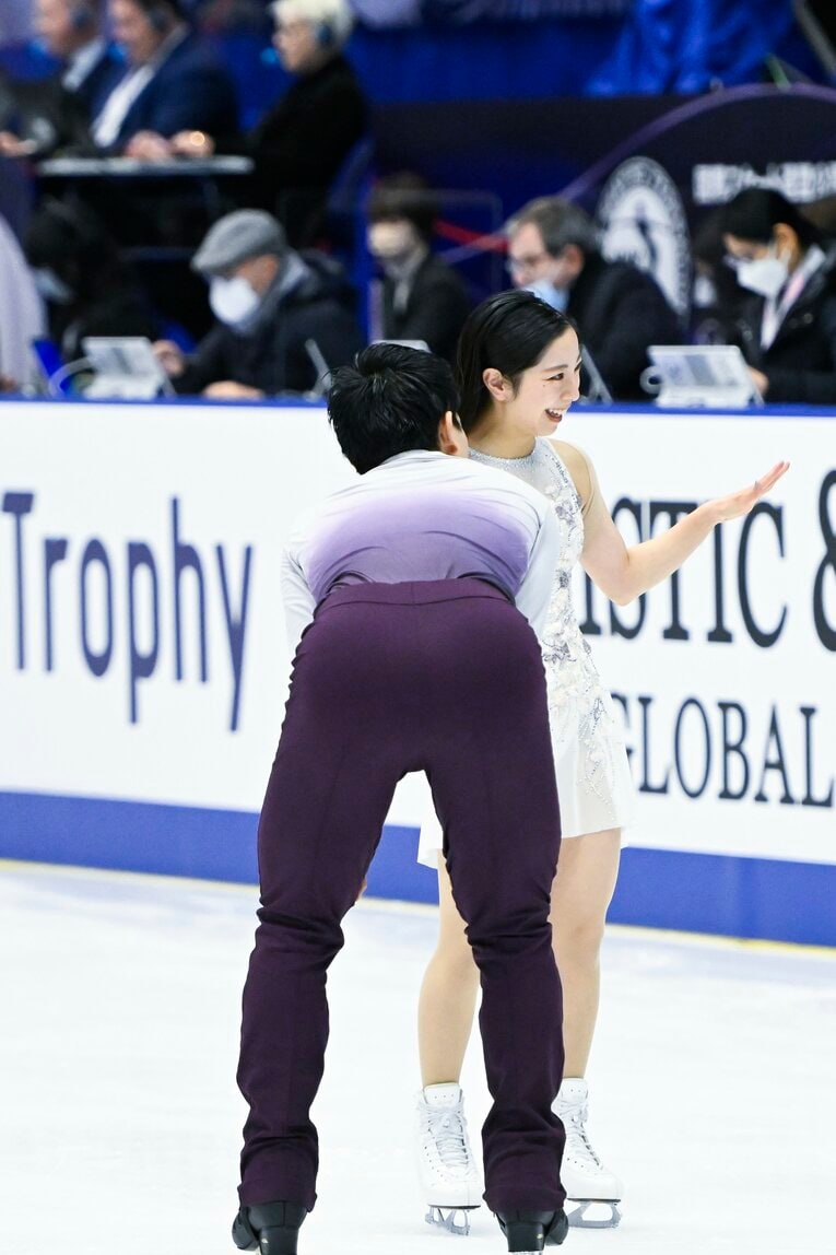 2022年NHK杯、フリーの演技後、「セーフ？」のポーズを見せる三浦　©Asami Enomoto