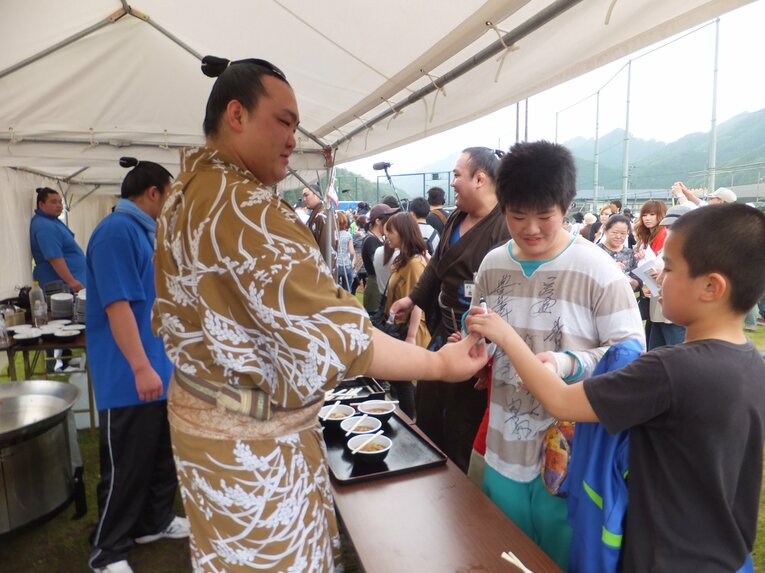 大相撲の“3.11”　被災地を訪れた力士たちの涙と誓い(21)