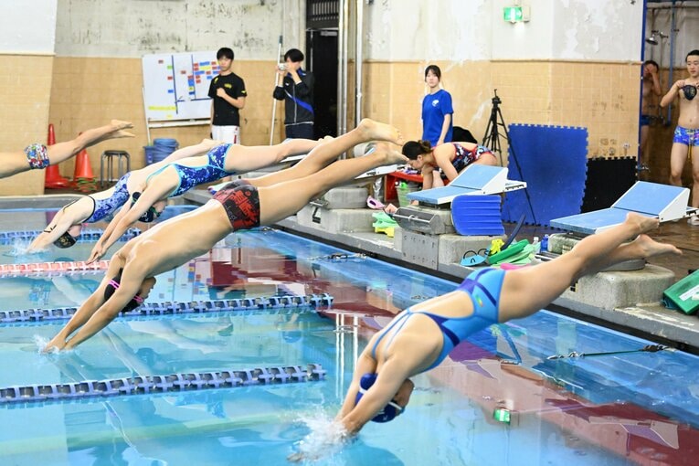 東大水泳部の練習風景　©Keiji Ishikawa