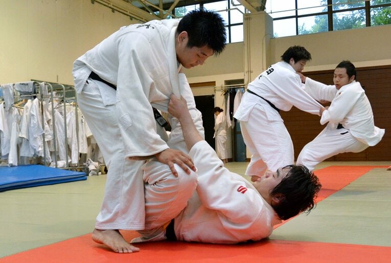 寝技への「引き込み」の練習をする北海道大学の柔道部員たち　©KYODO
