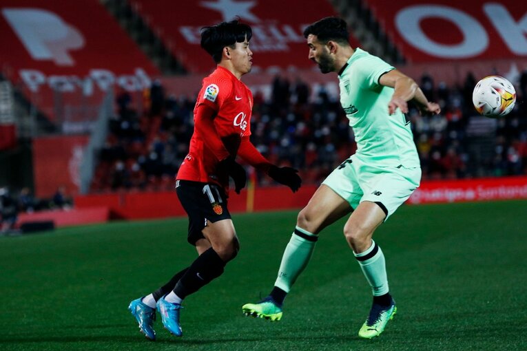 久保建英の“劇的決勝ゴール後に消えた疾走”は「客席に飛び込みたかったけど高すぎて無理」だった？《カメラマンが見た真相》(13)