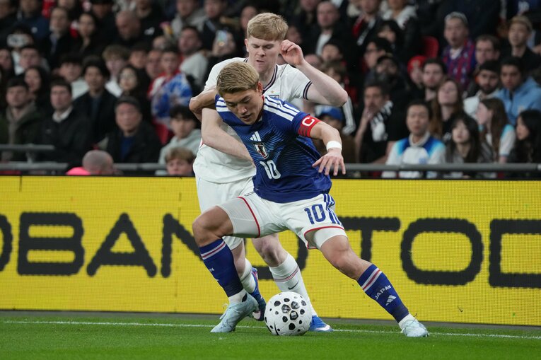 ボールをキープする堂安律　©Masashi Hara