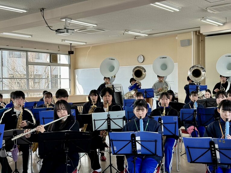 3月22日、日本航空石川の吹奏楽部員13人が近江高校を訪れ、初の合同練習を行った ©Ohmi High School