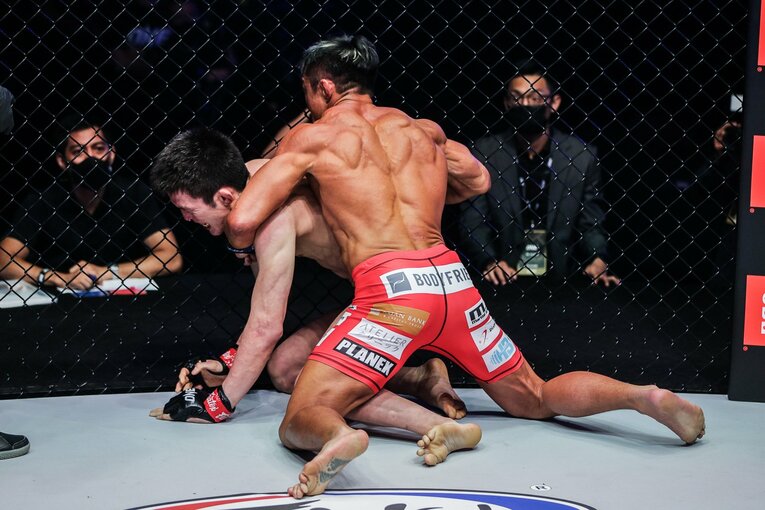 「那須川天心や武尊とは違うんですよ、僕は」青木真也が因縁の秋山成勲に大逆転KO負け…帰国して語った本音とこれから「50歳になっても」(30)