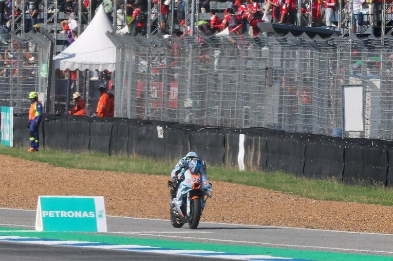 決勝レースフィニッシュ後、タンクに突っ伏す小椋　©Satoshi Endo