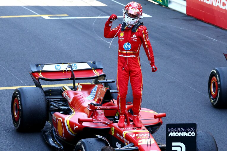 念願だったモナコでの優勝を成し遂げ、歓喜のルクレール。18年のF1デビュー以来6回目の挑戦での勝利だった ／ photograph by Getty Images