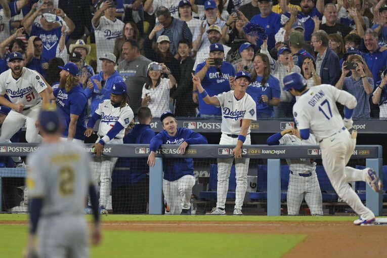 3本目の本塁打後、ベシアもディーンもコールも大はしゃぎ　©AFLO