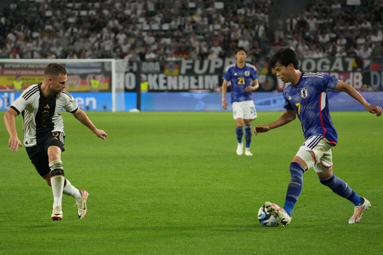 三笘薫が得意のドリブルを仕掛けると、敵味方に関係なくスタジアムが沸いた　©Masashi Hara