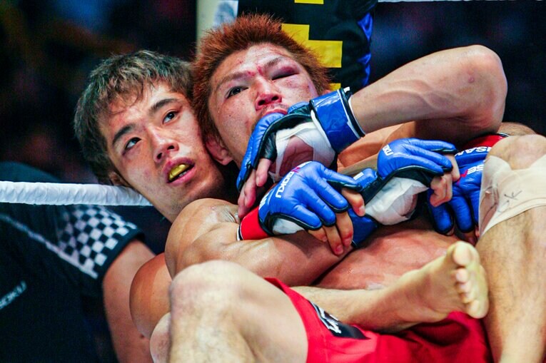 戦極フェザー級グランプリ決勝。日沖の欠場で勝ち上がった金原は小見川道大に僅差の判定勝利。日沖、小見川、金原の3名はそれぞれ後にUFCファイターとなった　©Susumu Nagao