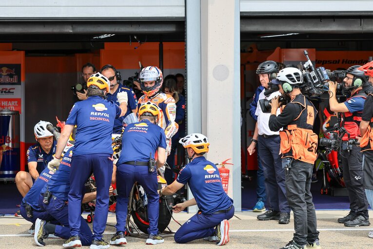 ドイツGP、Q2での1回目の転倒後、ピットに戻ってマシンの乗り換えるマルケス　©Satoshi Endo