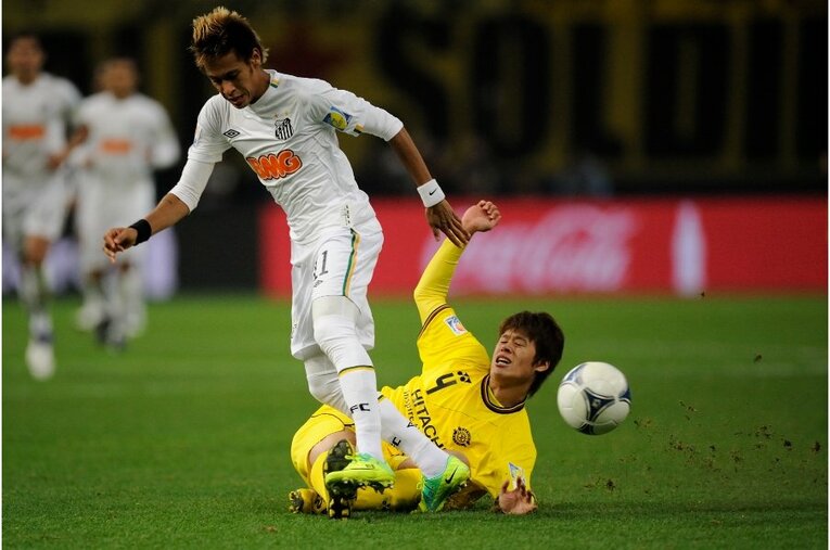 2011年の酒井宏樹vsネイマール　©Sports Graphic Number