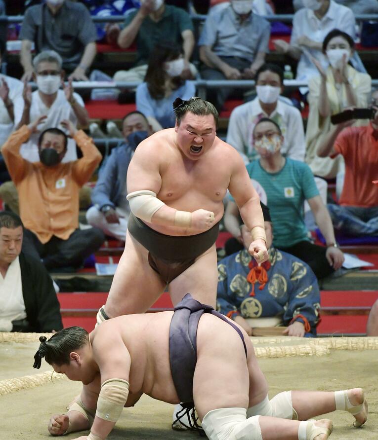 先場所千秋楽。照ノ富士を下し、雄たけびを上げる横綱白鵬。7場所ぶり45度目の優勝を果たした　©KYODO