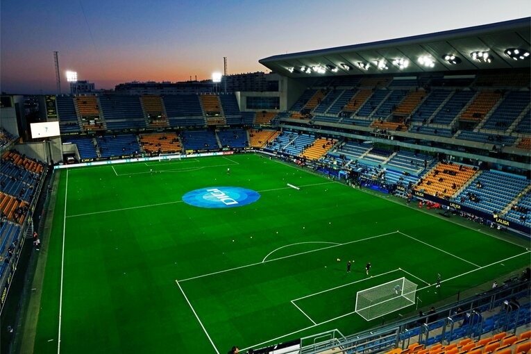 スタジアム上部から撮ったピッチと宵闇