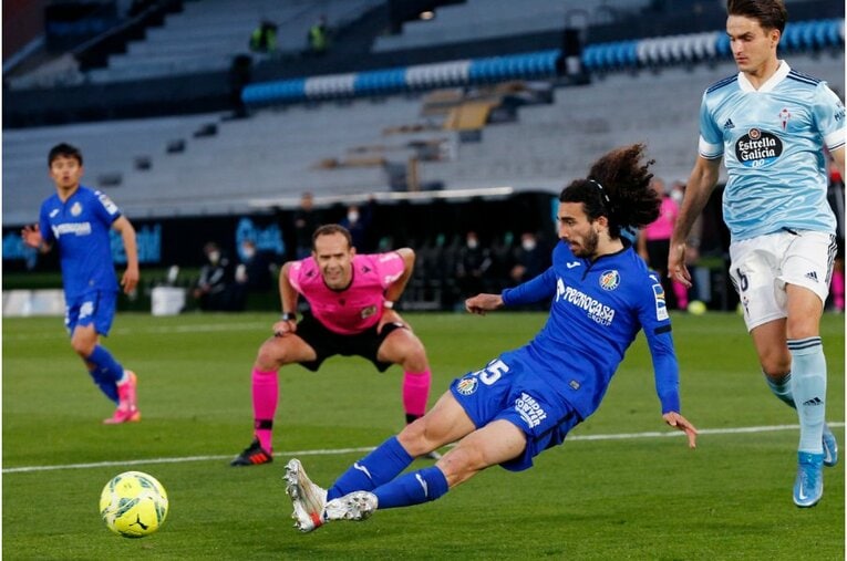 ククレジャのプレーを凝視する主審©Daisuke Nakashima