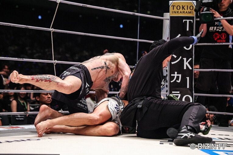 パウンドの追撃→KOまで　©RIZIN FF