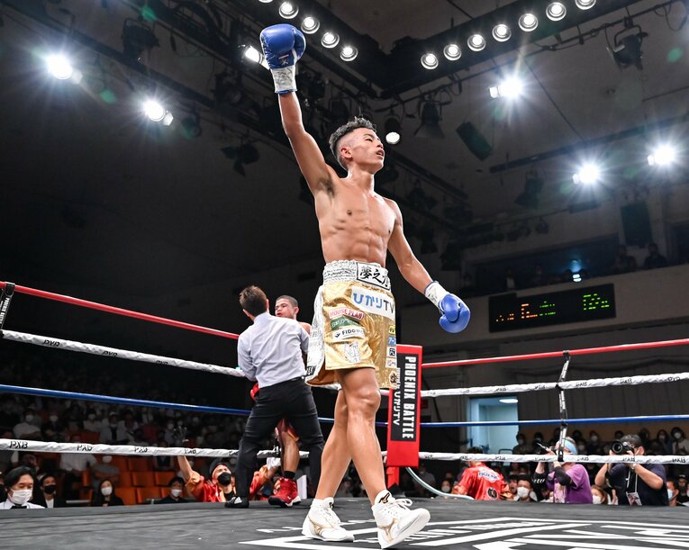 ペテ・アポリナル（フィリピン）に5回TKO勝ちをおさめた　©Hiroaki Yamaguchi/AFLO