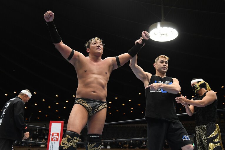 タイチをねぎらうTAKAみちのく