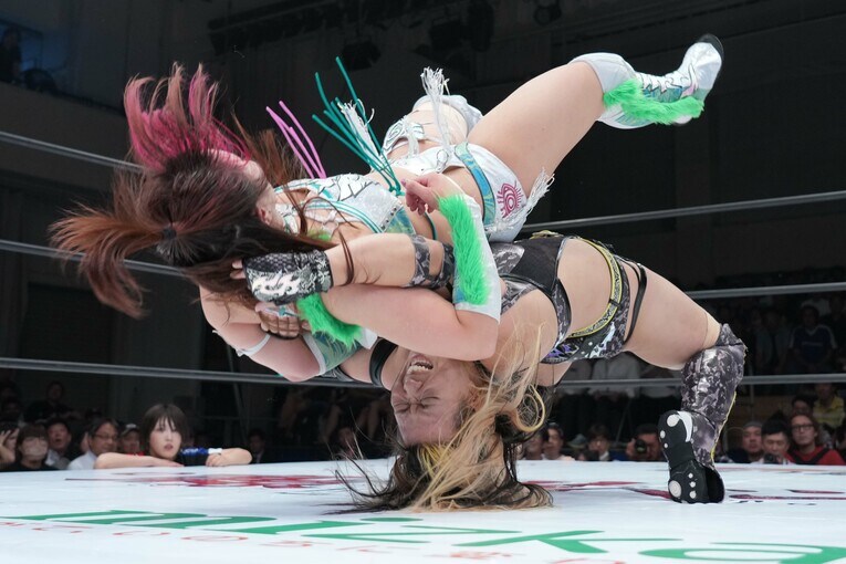 壮麗亜美にドラゴンスープレックスを放つ渡辺桃　©Essei Hara