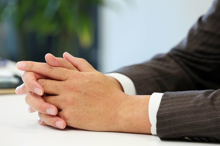 取材に応じる住友電工の渡辺康幸監督　©Shigeki Yamamoto