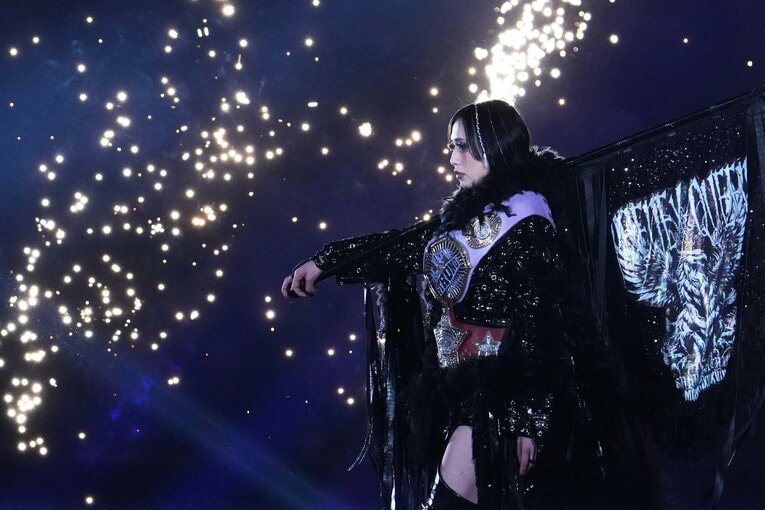 東京ドームの花道を歩く上谷沙弥　©Masashi Hara