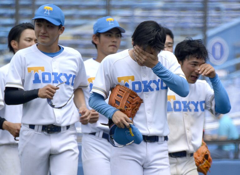 奥野が先発し、東大の連敗を64で止めた日（2021年5月23日、法政大戦）。2017年秋以来の勝利に思わず涙を流す選手たち　©KYODO