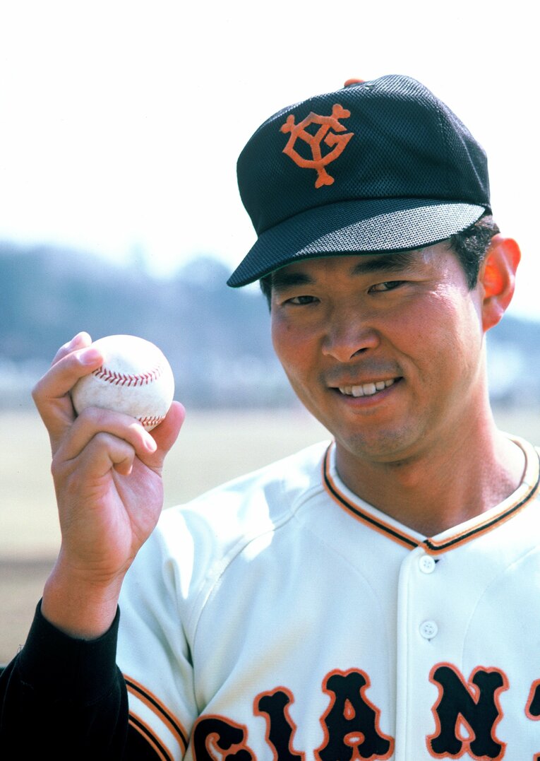 ボールを握りポーズを決める江川卓　©BUNGEISHUNJU