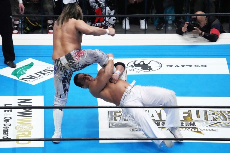 棚橋弘至にドラゴンスクリューを見舞う海野翔太　©Essei Hara