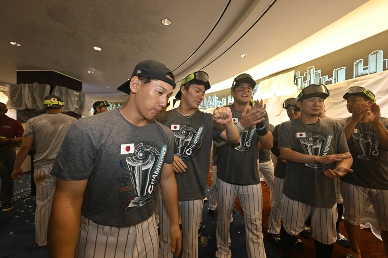 歓喜のシャンパンファイト（代表撮影）