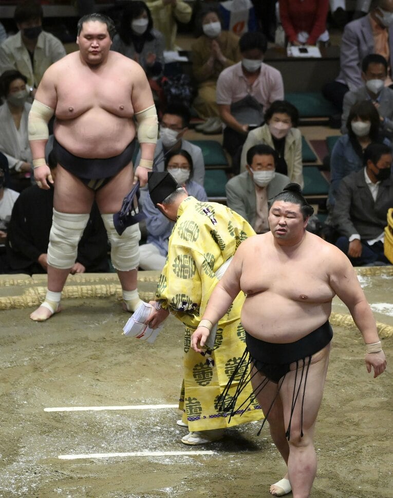 14日目、横綱照ノ富士（奥）に敗れ、厳しい表情の大関正代。今場所は5勝10敗だった　©KYODO