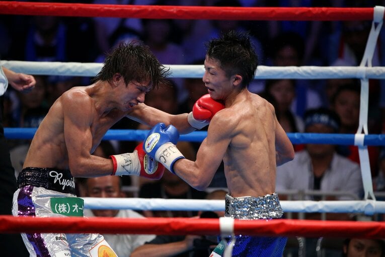 2013年8月25日、日本ライトフライ級タイトルマッチ。田口は初防衛戦の相手に井上尚弥（当時20歳）を指名。フルラウンドにもつれこんだが判定0-3で挑戦者・井上の勝利に　©AFLO