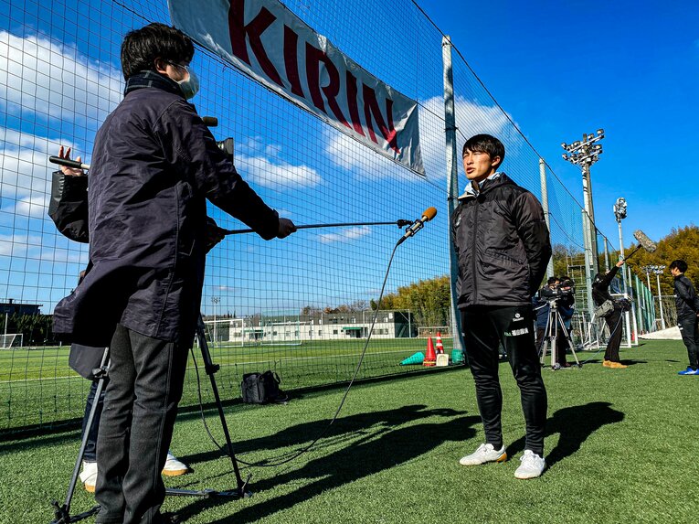 メディアの取材を受ける小谷野監督