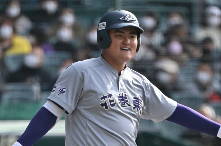 花巻東高の佐々木麟太郎（2年）、2005年4月生まれ。この春も05年度生まれ世代が注目されている ／ photograph by Hideki Sugiyama