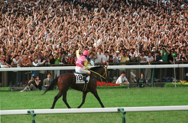 大観衆の歓声に応える大西直宏騎手　©︎Sankei Shimbun