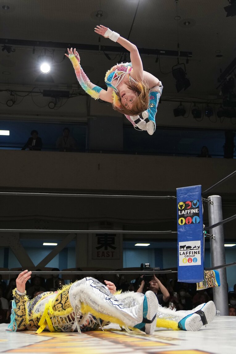エンジン全開で高橋奈七永にムーンサルトプレスを浴びせる岩谷麻優　©Masashi Hara
