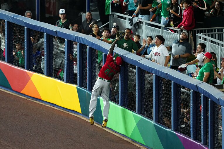 日本との準決勝をはじめWBCで活躍したメキシコ代表アロザレーナ。岡本和真のホームランを阻んだスーパーキャッチ　©Getty Images