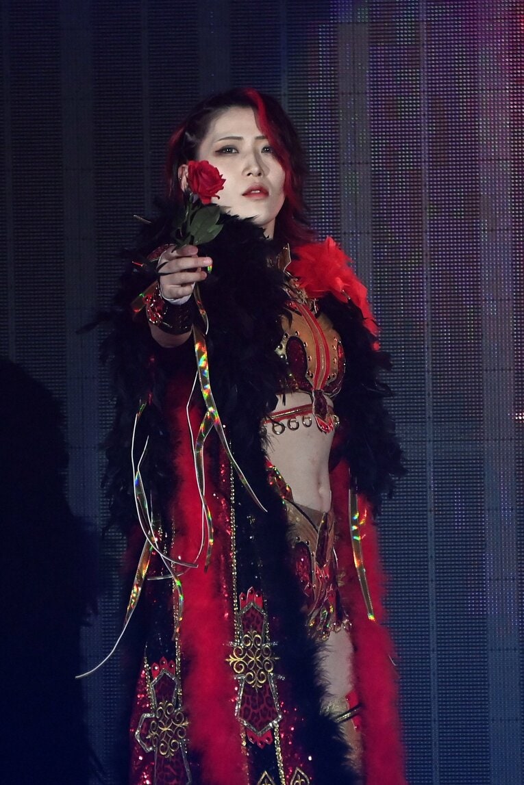 赤いバラを手に入場する林下詩美