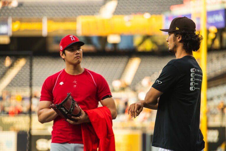 2021年、メジャーの舞台で意見交換する大谷とダルビッシュ　©Getty Images