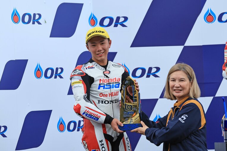 表彰台で喜ぶ古里太陽　©Satoshi Endo