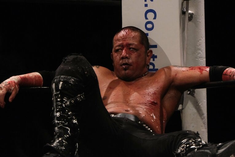 ガラスが刺さり大流血で「ニヤリ」今年47歳の“不適切おじさん”葛西純がデスマッチで伝えたいこと 「お前ら、これを知らずに人生終わるのか？」(30)