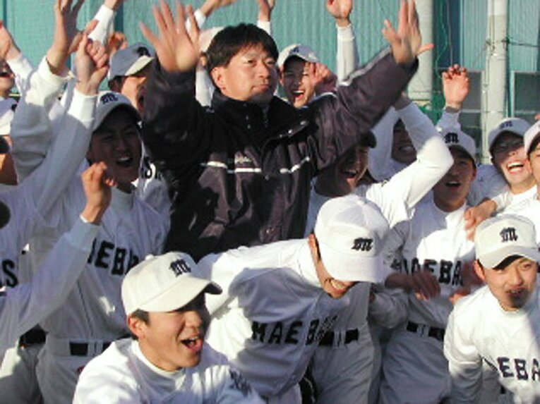 2002年、母校・前橋高を監督として甲子園に導いた松本さん　 ©JIJI PRESS