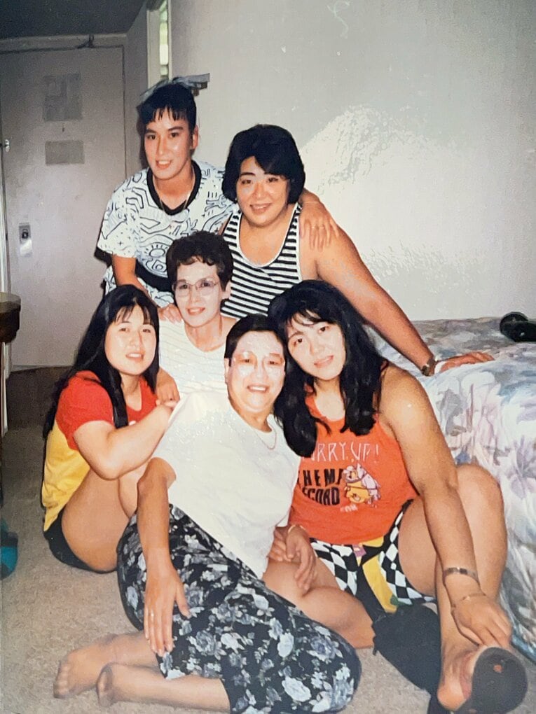 宿泊先で。前列左から山崎五紀、飛鳥の母、立野さん。2列目はジャガーの母。3列目はクレーン・ユウ。最後列はジャガー横田　本人提供