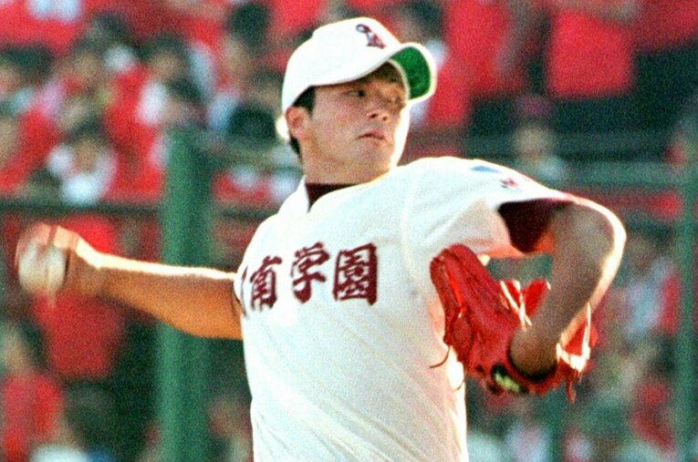 2001年夏の甲子園。1回戦の四日工戦で、寺原隼人は松坂大輔に並ぶ151キロを記録した　©JIJI PRESS