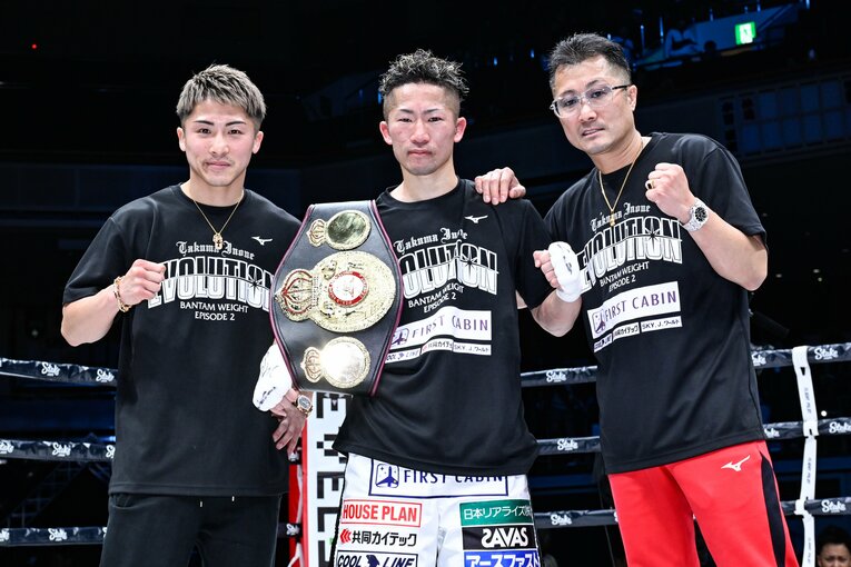 「井上尚弥の弟」という重圧と戦ってきた井上拓真（中央）。強敵を撃破して初防衛に成功した　©︎Hiroaki Yamaguchi