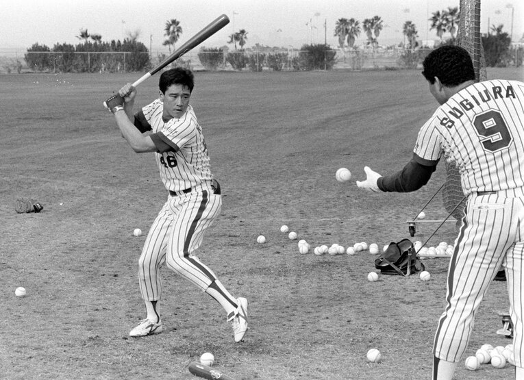 トスバッティングをする栗山英樹（1985年）©JIJI PRESS