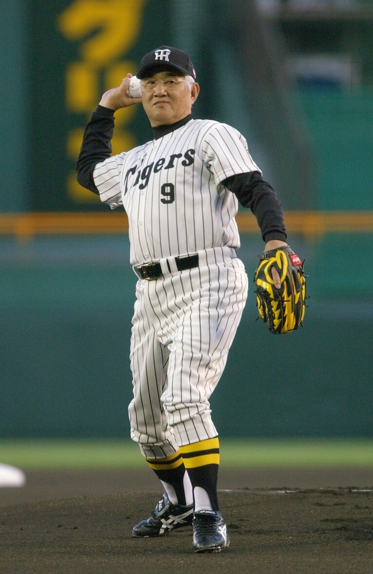 2005年4月、甲子園で始球式を務める安藤統男　©JIJI PRESS