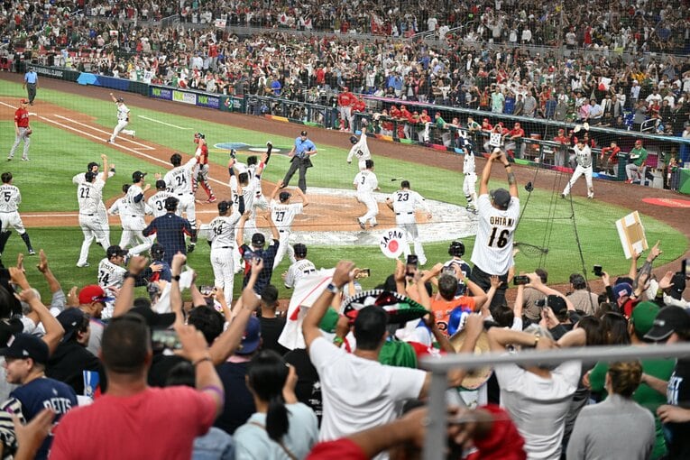 WBC準決勝メキシコ戦、周東のサヨナラホームイン（4／5枚）　©Naoya Sanuki