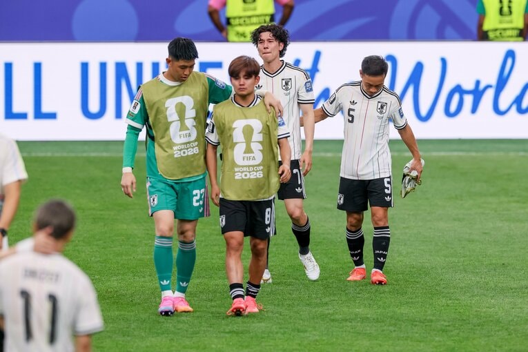 ブラジル戦に敗れた後、久保の肩を抱く早川　©Kaoru Watanabe/JMPA
