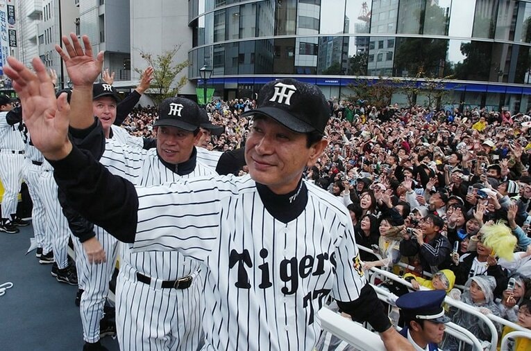 阪神時代の03年、セ・リーグ優勝を果たしてパレードに臨む星野仙一監督（代表撮影）　©JIJI PRESS