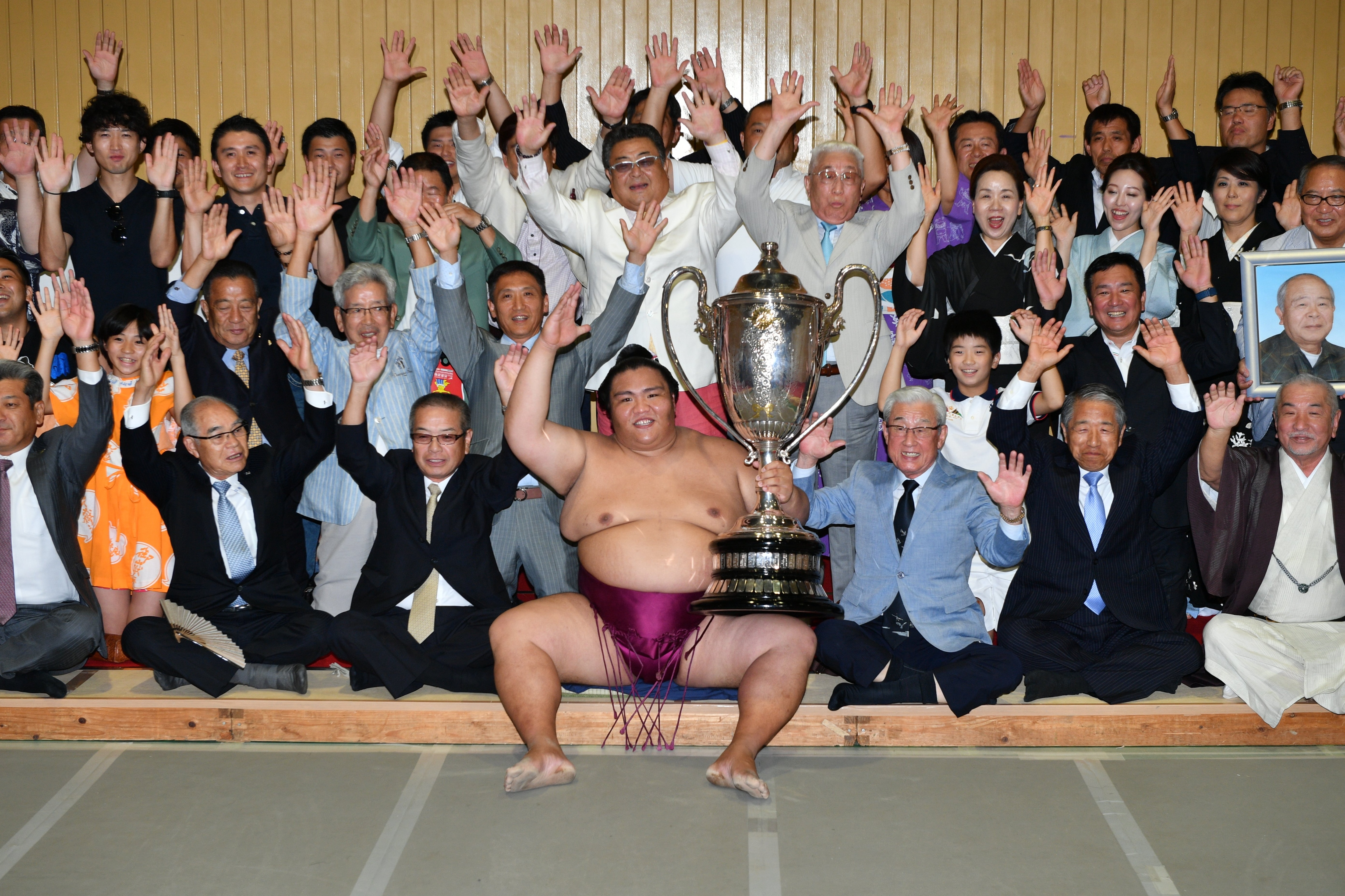 写真は御嶽海が2018年7月場所で初優勝したとき。御嶽海は2019年9月場所に続き3度目の優勝を果たした　©JMPA