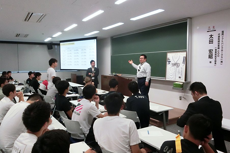 ホークスは「ビジネス人材」も育成?大学講座で専務が語った経営の裏側。<Number Web> photograph by Kotaro Tajiri